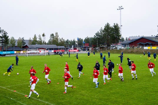 Sveriges och Norges spelare värmer upp före