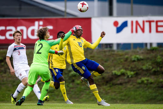 Norges målvakt Rasmus Sanberg och Sveriges Sylvin Kayembe