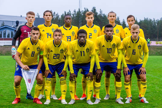 Sveriges målvakt Joachim Imbrechts , Rasmus Wikström ,