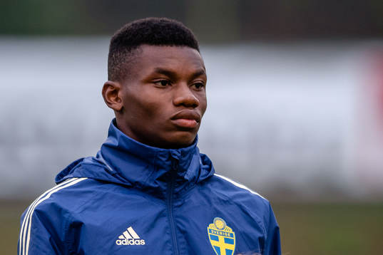 Sveriges Sylvin Kayembe före P17-landskampen i fotboll