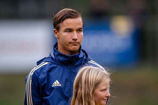 Sveriges Hampus Svensson före  P17-landskampen i fotboll