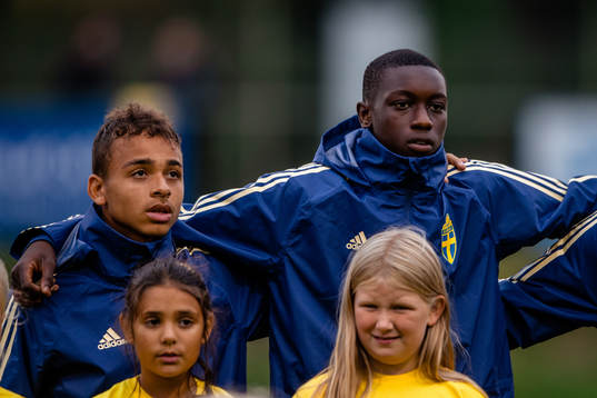 Sveriges Niklas Persson och Yahya Kalley före