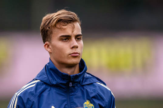 Sveriges Isac Larsson före P17-landskampen i fotboll