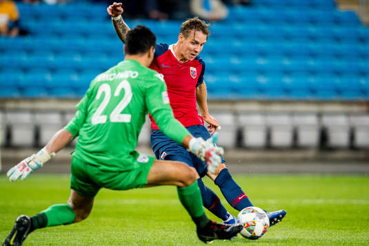 Stefan Johansen of Norway scores 1-0