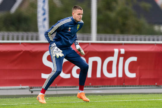 Sveriges Oscar Linnér före EM-kvalmatchen i fotboll