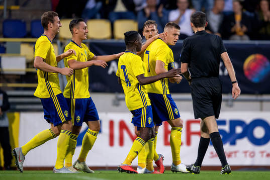 Sveriges Mattias Svanberg jublar med lagkamrater