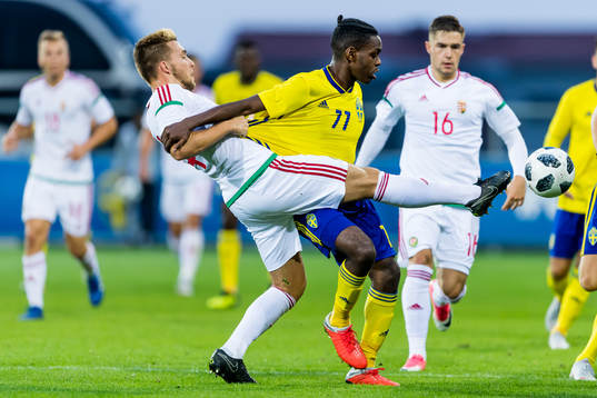 Ungerns Bence Lenzsér och Sveriges Joel Asoro