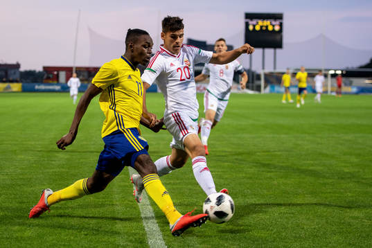 Sveriges Joel Asoro och Ungerns Bence Banó-Szabó
