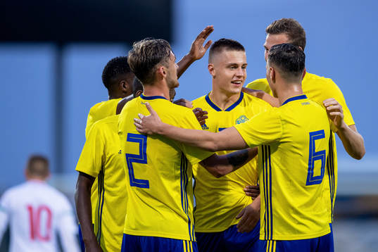 Sveriges Mattias Svanberg jublar med lagkamrater