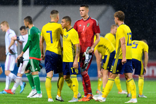 Sveriges Oscar Linnér jublar med sina lagkamrater