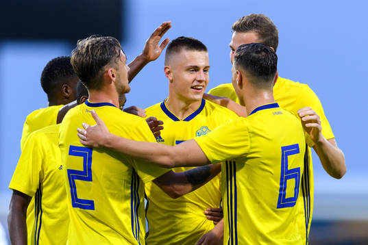 Sveriges Mattias Svanberg jublar med lagkamraterna