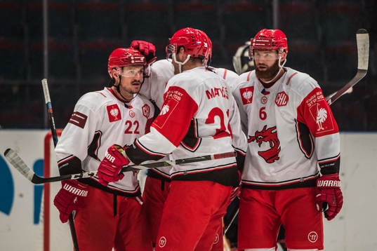 Vladimir Dravecky of Ocelari Trinec celebrates with his