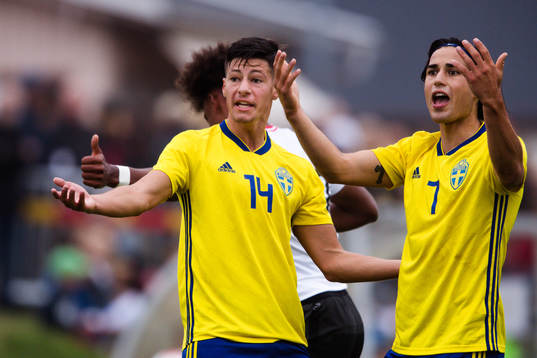 Sveriges Kevin Yakob och Österrikes Emanuel Aiwu reagerar