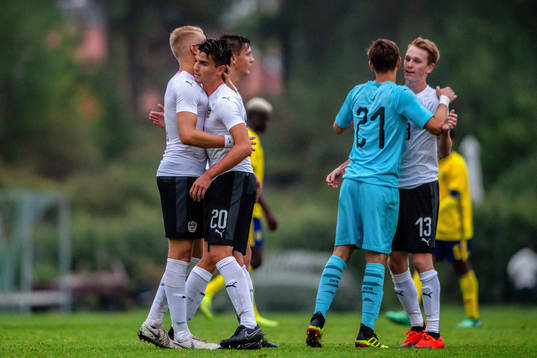 Österrikes Fabian Markl, målvakt Belmin Jenciragic och