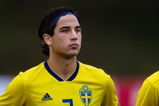 Sveriges Jake Weisbrod före P18-landskampen i fotboll
