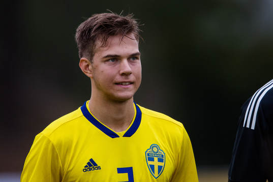 Sveriges Anton Eriksson före P18-landskampen i fotboll