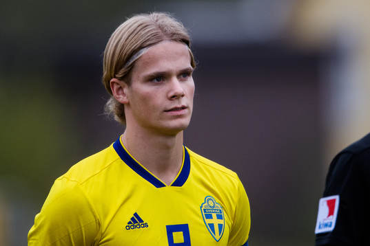 Sveriges Hampus Finndell före P18-landskampen i fotboll
