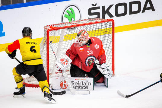 Rafael Rotter of Vienna scores 0-1