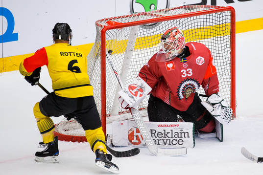 Rafael Rotter of Vienna scores 0-1 behind goalkeeper Johan