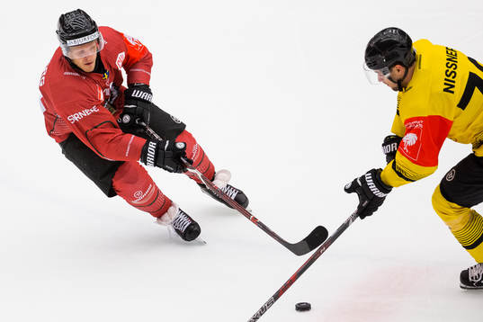 Max Friberg of Frölunda and Benjamin Nissner of Vienna