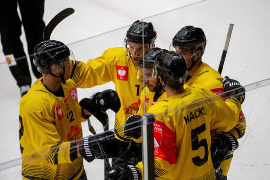 Kelsey Tessier of Vienna celebrates with his teammates