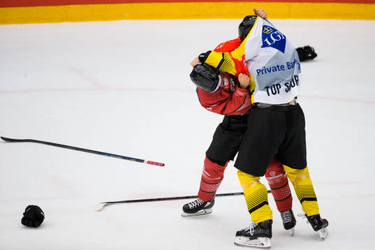 Chay Genoway of Frölunda and Peter Schneider of Vienna in