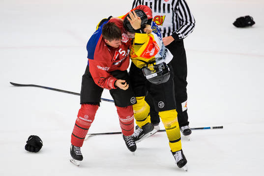 Chay Genoway of Frölunda and Peter Schneider of Vienna in