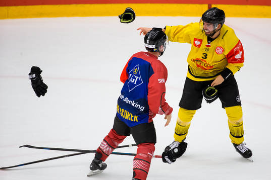 Chay Genoway of Frölunda and Peter Schneider of Vienna in