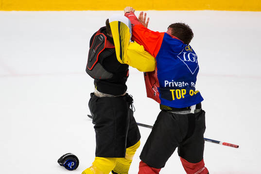 Chay Genoway of Frölunda and Peter Schneider of Vienna in