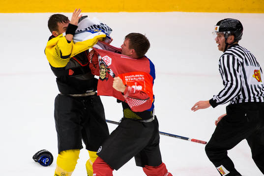 Chay Genoway of Frölunda and Peter Schneider of Vienna in