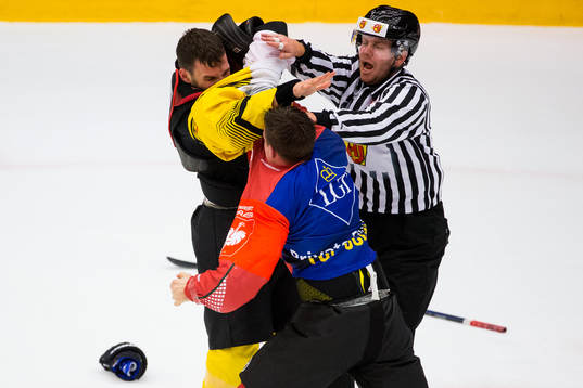 Chay Genoway of Frölunda and Peter Schneider of Vienna in