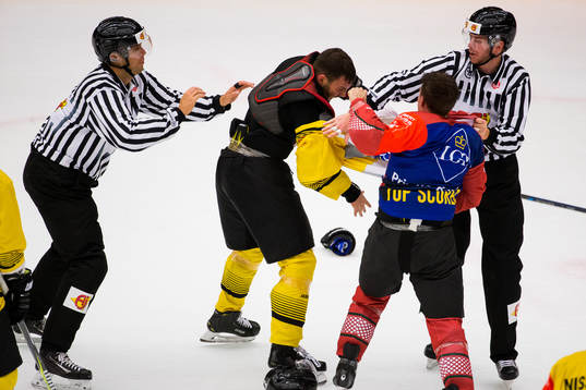 Chay Genoway of Frölunda and Peter Schneider of Vienna in