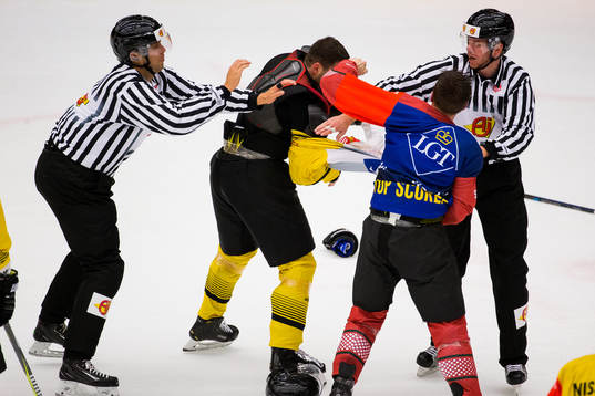 Chay Genoway of Frölunda and Peter Schneider of Vienna in