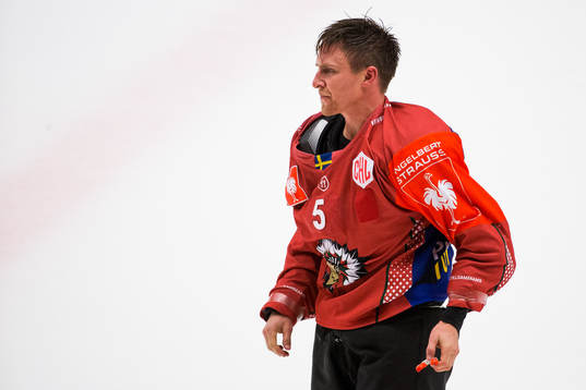 Chay Genoway of Frölunda leaves the ice