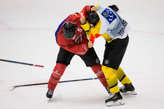 Chay Genoway of Frölunda and Peter Schneider of Vienna in