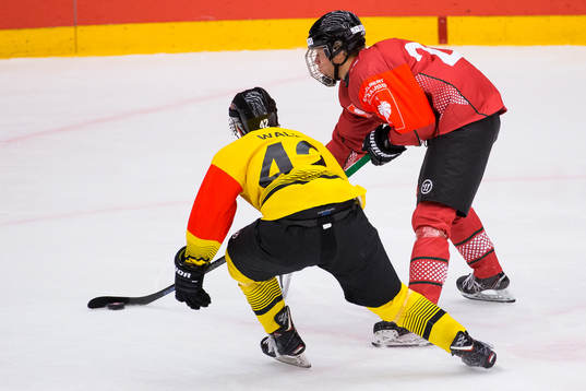 Lucas Raymond of Frölunda and Alex Wall vof Vienna