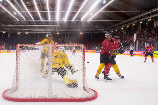 Max Friberg of Frölunda scores 1-4