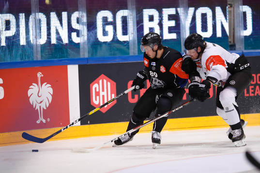 Oula Palve #89, TPS and Axel Wemmenborn #26, Malmö Redhawks