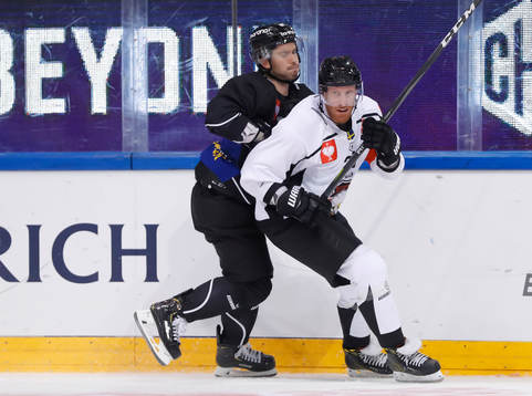 Oula Palve #89, TPS and Jens Olsson #28, Malmö Redhawks