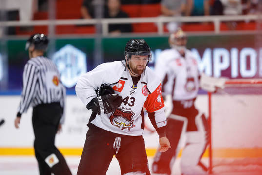 Nichlas Hardt #43, Malmö Redhawks get such in his face