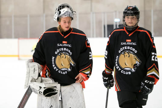 Göteborgs målvakt Frida Axell och Hanna Thuvik
