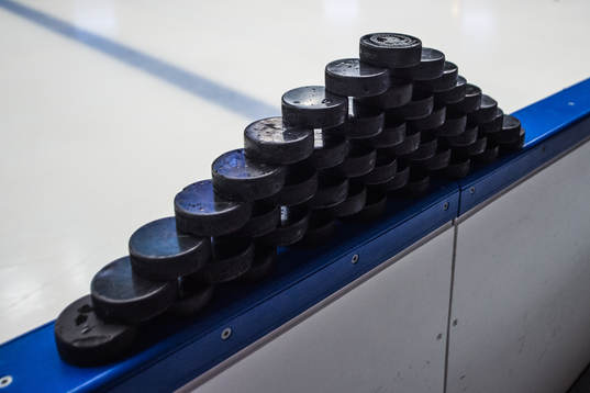Puckar innan träningsmatchen i ishockey mellan AIK och