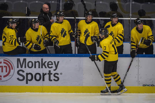 s Eric Castonguay jublar med lagkamrater
