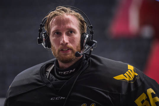 Västerås målvakt Marcus Dahlbom blir intervjuad