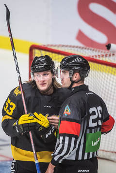 Anthon Eriksson samtalar med domare