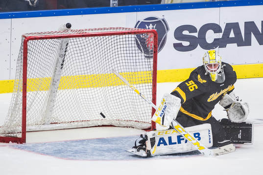 Västerås målvakt Marcus Dahlbom i en räddning