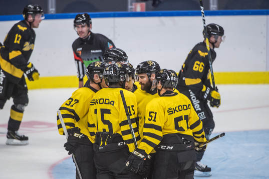 s  Anton Holm jublar med lagkamrater
