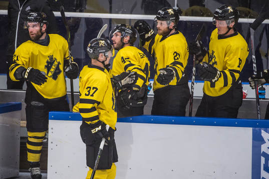 s  Anton Holm jublar med lagkamrater
