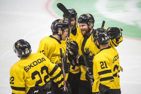 s Eric Castonguay jublar med lagkamrater