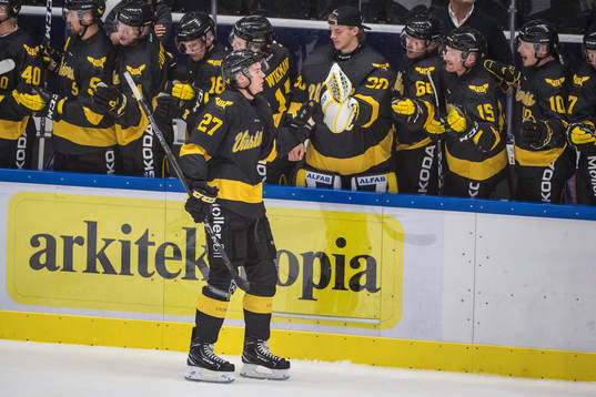 Västerås Sebastian Benker jublar med lagkamrater